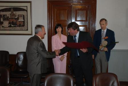 Priznanje prejema Boris Jakulin, direktor KSP d.d. Sežana ob 50.obletnici delovanja